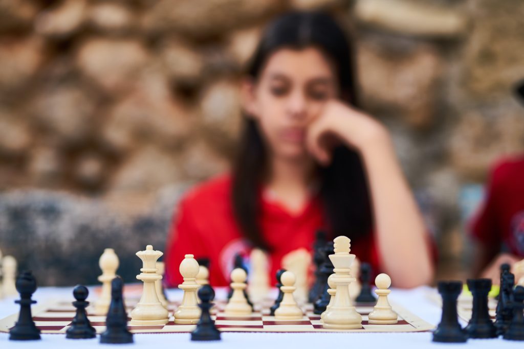 Дівчина грає в шахи, уроки онлайн